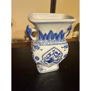 Vintage Chinese blue and white porcelain vase, floral pattern and side handles.